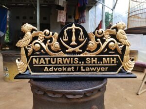 Papan Nama Meja Pengacara